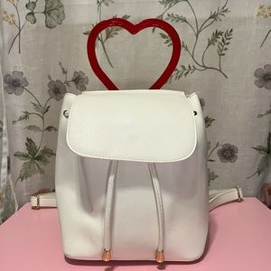 WHITE DRAWSTRING HEART BUCKET BACKPACK